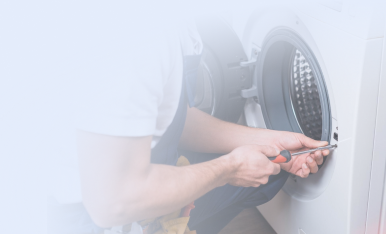 Мастер ремонтирует стиральную машину